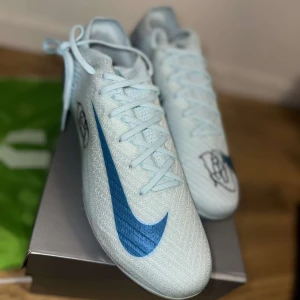 Nike mercurial vapor zoom elite 16 signerade av Rasmus Hojlund - Hej vann ett par signerade Nike mercurial vapor av senaste modellen signerade av rasmus hojlund(Manchester united) tror de ska vara helt nytt par så helt nya vann de av unisport.  Kan tänka mig byte också i stl 41 nike eller 40 2/3 adidas
