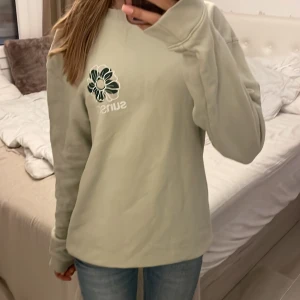 Mysig sweatshirt  - Mjuk och varm sweatshirt som är i bra skick förutom vissa små fläckar den har vid handlederna och en på ryggen👒💚🍀