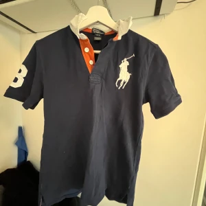 Fin polo Ralph lauren piké - 9/10 i sick Rätt så ny piké, andvänd ca 3 gånger. Ny pris 800kr. Inga defekter. Pris går att diskutera vid snabb affär! Lämna ett prisförslag om du är intresserad men vill ändra pris.