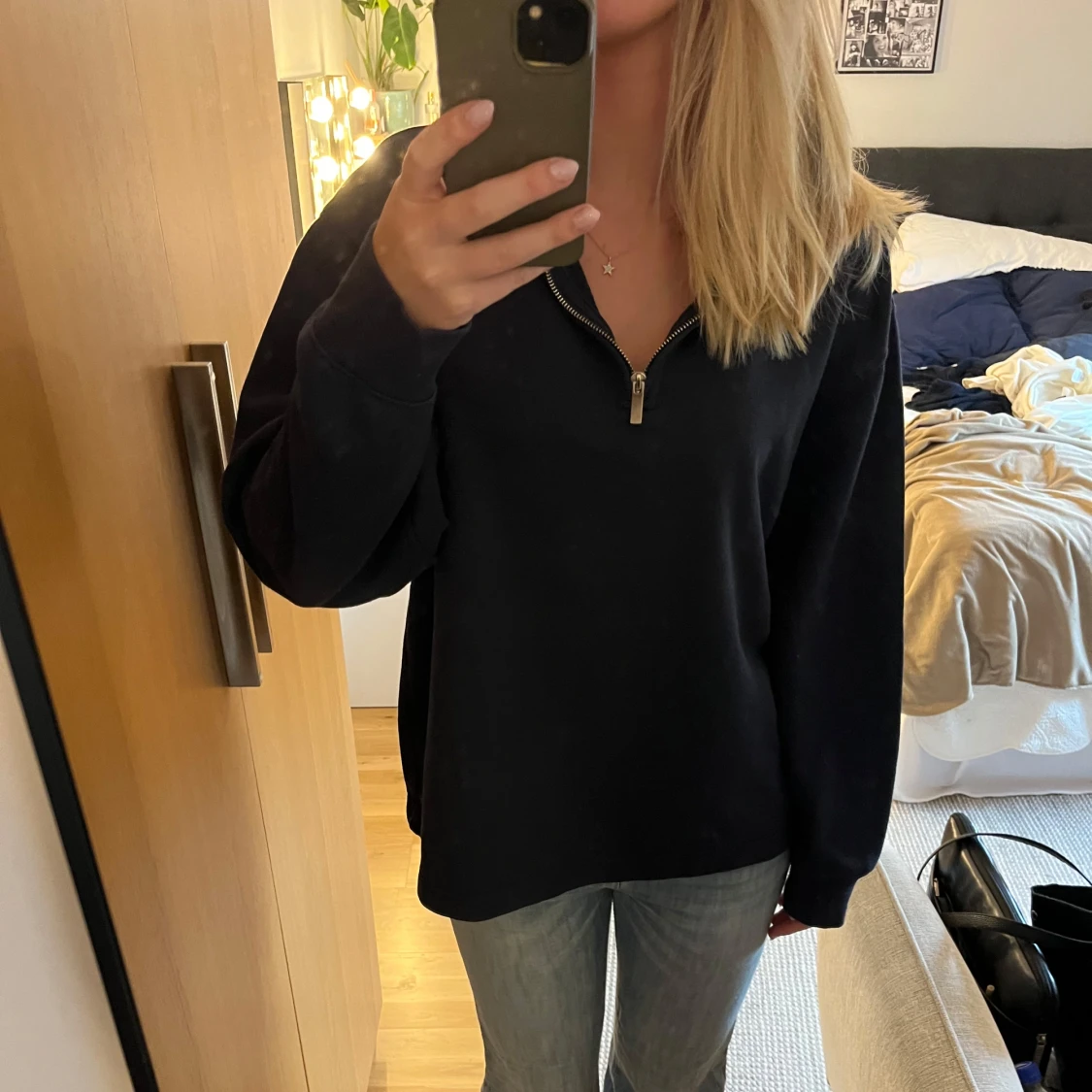 Mörkblå tröja med dragkedja