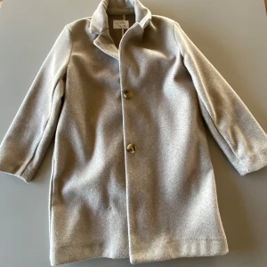 höst/vår kappa - fin beige kappa, använd få ggr (bra skick!) från zara!! För tjejer💕💕 finns nog inte kvar i butik, köptes för runt 400kr! 