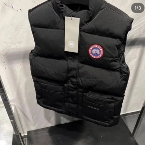 Canada goose väst - Helt ny Canada goose väst i färgen svart Storlek M.