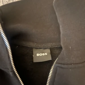 Boss half zip  - Bra sick stilig inte för mycket pris kan alltid diskuteras vid snabb affär 