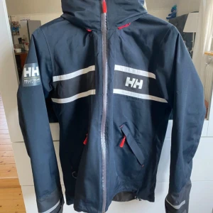 Helly Hansen jacka  - Säljer denna supersnygga helly Hansen jackan k superbra skick, den är som ny. Säljer då den börjar bli lite liten på mig!