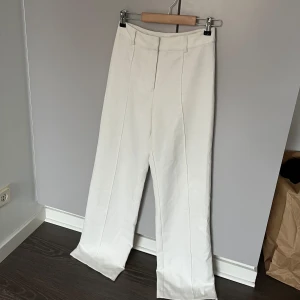 Vita kostymbyxor - Jättefina vita kostymbyxor! Använda men bra skick! 🤍