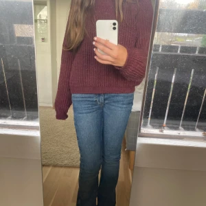 Vinröd stickad tröja med turtle neck - Mysig vinröd stickad tröja perfekt för kyliga dagar. Den har en avslappnad passform och långa ärmar, vilket gör den idealisk för både höst och vinter. Tröjan är enkel men stilren, och passar bra till jeans eller kjol. Perfekt för en casual look!