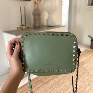 Valentina Camera bag -  Säljer denna JÄTTE unika Valentino camera bag i färgen ljusgrön. Väskan köptes på Plick och förra ägaren hade ingen dustbag men den är äkta. Den gick sönder på sidorna men en skärdare lagade den därav är det svart på sidorna. Fint skick överlag💚