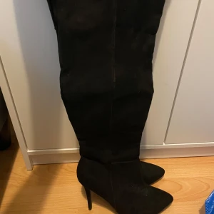 Mocka boots - Säljer dessa mocka boots i storlek 38 från Nelly, aldrig använda, pris kan diskuteras.