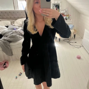 klänning zara - köpt på plick, aldrig använd av mig. inga defekter❤️ lånade bilder från förra ägaren