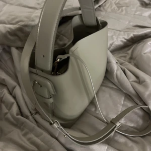 Arket väska - Säljer min favorit väska som är i bra skick!