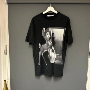 Givenchy t-shirt - Fet Givenchy t-shirt i storlek M. Enbart använd vid ett fåtal tillfälle så den är i topp skick. 