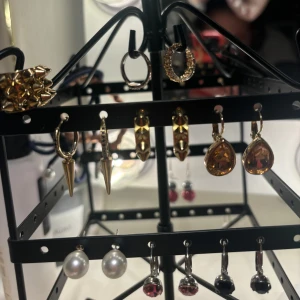 Guld smycken  - Många jättefina smycken som jag säljer eftersom jag bytt till silver. Jag säljer de enskilt eller tillsammans. Fråga gärna om priset för varje enbart smycke. Jag mötas upp i Göteborg. Köpare står för frakten🩷