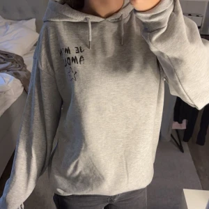 Hoodie  - Säljer den populära ”je m’en amour” tröjan ifrån Gina tricot. Fick den för ett år sen men är aldrig använd 💓.