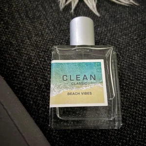 Clean beach vibes parfym - Clean beach vibes, ca 90% kvar Doftnoter Topp: Italiensk manadrinzest, päronblomma, bellini-ackord Hjärta: Marina ackord, näckros, havssalt, apelsinblomma Bas: Texas White Cedarwood, New Caledonia Santal Cream, saltad amber