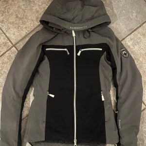 J.Lindeberg skidjacka  - Bra skick. Köptes för 4000 säljer för 1000. Den är figurssydd. 