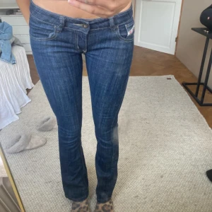Low waisted bootcut Diesel jeans - Skit snygga diesel jeans som är bootcut. Pris kan absolut diskuteras. Vintage modell