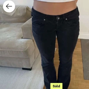 Svarta lågmidjade jeans - Säljer ett par svarta lågmidjade miss sixty jeans som är utsvängda/raka. Aldrig använda då de inte passade min kropp. Inga defekter. 