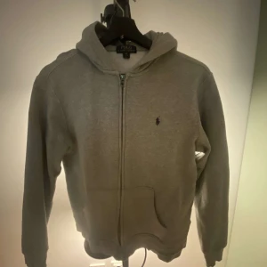 Polo Ralph lauren zip hoodie - Säljer denna feta zip hoodie från polo Ralph lauren inga defekter 