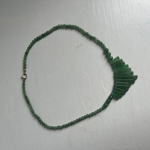 Halsband - Grönt kort halsband med detaljer.
