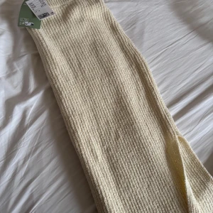 Stickad ribbad midi kjol - Perfekt till hösten, så varm och skön, från hm, Ljus beige ribbad midikjol med slits,stickad, aldrig använd, 30% recycled cotton, köpt för 349🌺