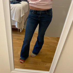 Lådmidjade bootcut jeans - Använt väldigt sparsamt. Inga defekter. Super fint skick. Storlek 164. Jag är 167cm. Lågmidjad