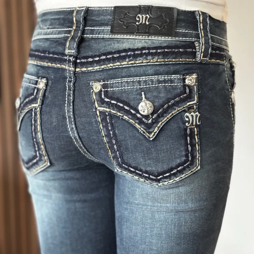 Lågmidjade bootcut jeans från Miss Me. Snygg design. Perfekt skick, se bild. Mått: Innerbenslängd: 85cm   Midjemått rakt över: 33cm Midjemått: 73cm Modellen är 166cm lång. Fler bilder finns. Skriv gärna ifall du har några frågor! 💗. Jeans & Byxor.