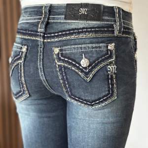 Lågmidjade bootcut jeans från Miss Me. Snygg design. Perfekt skick, se bild. Mått: Innerbenslängd: 85cm   Midjemått rakt över: 33cm Midjemått: 73cm Modellen är 166cm lång. Fler bilder finns. Skriv gärna ifall du har några frågor! 💗