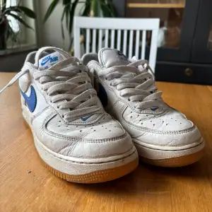 Ett par air force 1 med exklusiv färg. 6/10 skick bara ytliga repor men inga hål eller något. Pris kan diskuteras