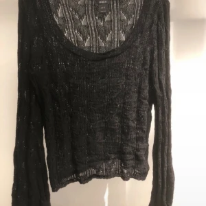 Glesstickad tröja - Jättefin stickad tröja! Verkligen så snygg men lite för stor för mig därför säljer jag ☺️💞pris kan diskuteras! Bilderna är från förra ägaren