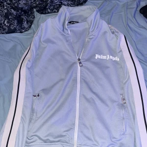 Palm angels tröja  - Säljer denna på grund av att den är för liten, det är i bra skick, knappt använt. St:S