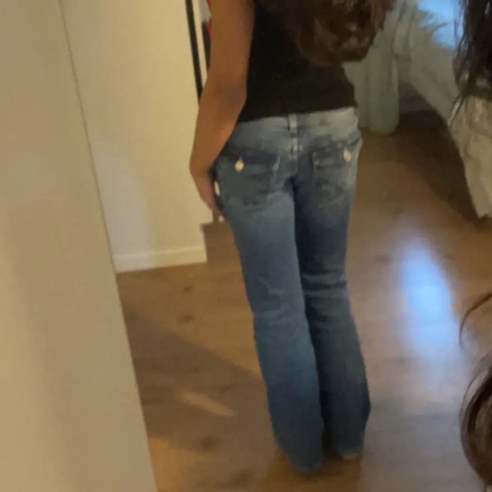 Säljer ett par snygga blå bootcut jeans med snygg passform, har sprättat upp de i benen för att de ska bli längre❤️Sitter bra i längden på mig som är runt 150. Jeans & Byxor.