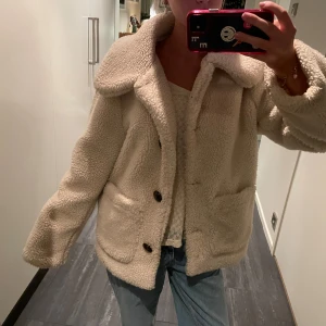 Höstjacka - Så fin höstjackan i teddy, ena knappen är lite lös men går att fixa enkelt 