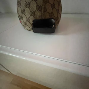 Gucci keps - Säljer Gucci keps en gammal modell fin skön storlek m på kepsen passar väldigt bra byte söks också
