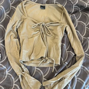 Långärmad topp - Använde runt 5 gånger, inga fel på den 