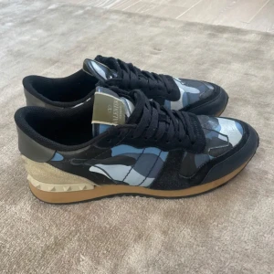  Valentino Rockrunners - Säljer dessa feta rockrunners, skick 7 lite stretch marks men syns it på avstånd, storlek 41 passar 42, pris kan diskuteras, man får med en vanlig valentino box och skorna är köpt här på Plick