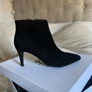 Säljer ett par klackskor i mocka från Twist & Tango som är slutsålda. Lyon Boots. Tyvärr för små för mig, endast testade. Har tyvärr inte kvar kvittot. Billigare vid snabb affär!