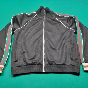 Gucci tracksuit i bra skick M - Säljer en fet tracksuit från gucci!  Lite oversized så en L kan ha den med.   Nått år på nacken men fortfarande i kanon skick.  Kvitto fås med  Kan gå ner lite i pris.