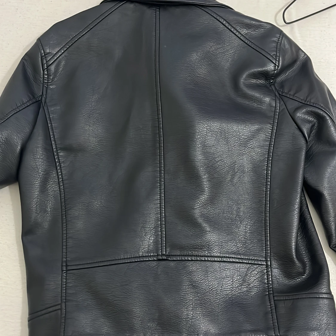 Svart skinnjacka med dragkedjor - 92