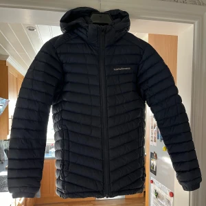 Peak performance jacka - Marinblå Peak performance jacka i jätte fint skick, storlek 160.