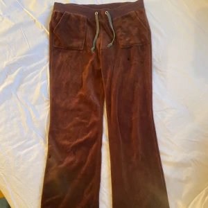 Juicy Couture byxor  - Äkta Juicy couture byxor/ tracksuit i storlek L, fast passar mig som har S. Köpt vintage men aldrig använt då de tyvärr är för korta för mig som är 178. 