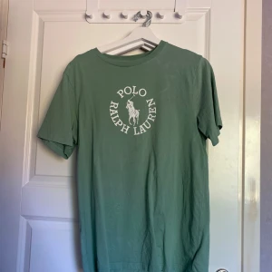 Säljer min polo t shirt - Sparsamt använd perfekt för fina tillfällen eller vardag 