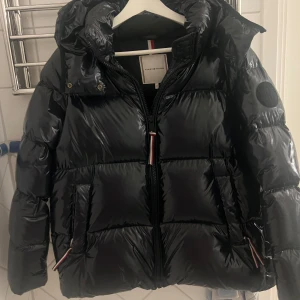 Svart pufferjacka från Tommy Hilfiger - Säljer en snygg marinblå pufferjacka från Tommy Hilfiger. Den är perfekt för vintern då den har varm vaddering. Den är väldigt sparsamt använd och har inga defekter.🩷 Nypris ca 4000. 
