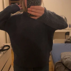 mörk blå stickad -  Jättemysigt tröja nu inför vintern