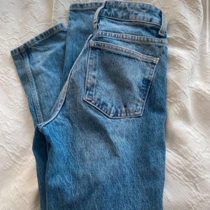 Blå jeans - Säljer ett par klassiska blå jeans i normal passform. De har en liten vit fläck på benet men är annars i bra skick. Perfekta för vardagsbruk och kan matchas med det mesta i garderoben.