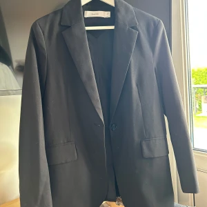 Svart kavaj  - Svart kavaj från Bershka som säljs pga att den är för liten. Storlek S, pris 175kr inkl frakt. 