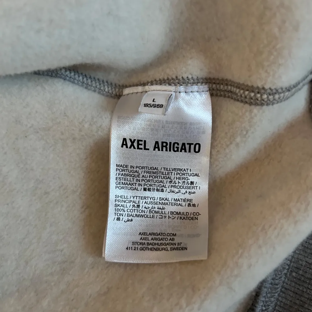 från Axel Arigato i en oversized passform. Droppade axlar, rymlig luva och croppad längd gör denna hoodie unik.  Köpt på the local store. Fråga gärna vid funderingar. Alla mått kan du se på axel arigatos hemsida.  Nypris 2550kr. Hoodies.