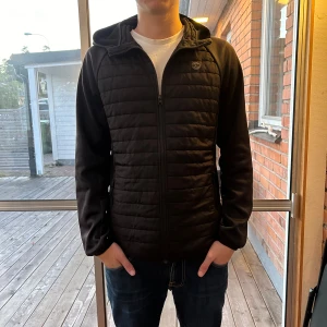 Cardigan Jack and Jones  - En snygg cardigan från Jack and Jones  I storlek M  Jätte bra skick 9/10 