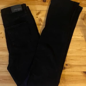 Gina jeans  - Snygga svarta jeans från Gina tricot Young i storlek 158, passar nog xxs. Använda 1 gång och tvättade efteråt. Har slits, rak i modellen. Stretchiga. Köparen betalar frakten!