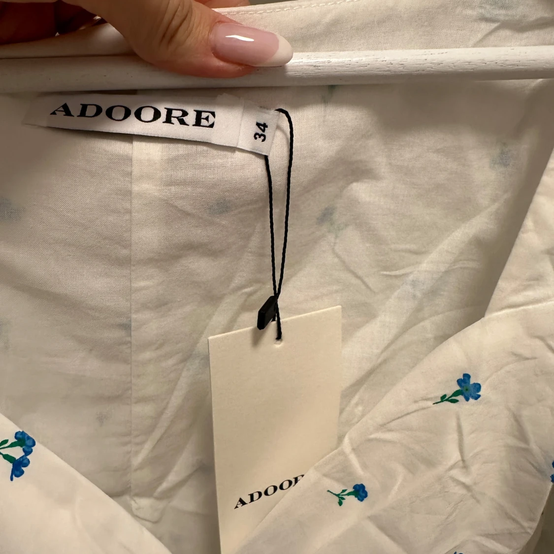 Vit blommig klänning från Adoore  - 93