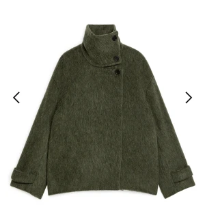 Arket jacka - Säljer min fina kappa från arket i färgen grön. Säljer på grund av att har många andra jackor pris går att diskutera vid snabb affär. Köpt för 1890kr ❣️❣️